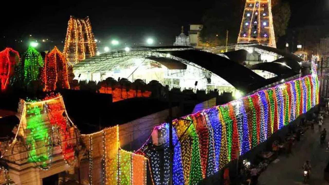 Vemulawada : వేములవాడ శ్రీరాజరాజేశ్వర స్వామి ఆలయంలో బ్రేక్ దర్శనం ప్రారంభం.. టికెట్ ధర ఎంతంటే? Vemulawada : వేములవాడ శ్రీరాజరాజేశ్వర స్వామి ఆలయంలో బ్రేక్ దర్శనం ప్రారంభం.. టికెట్ ధర ఎంతంటే?