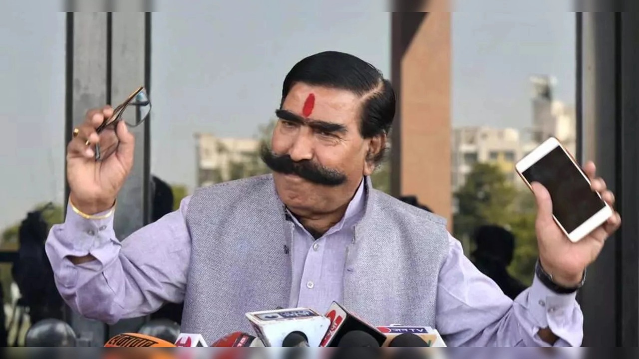 గోహత్యలు జరుగుతున్నాయ్.. అందుకే వయనాడ్లో కొండచరియలు విరిగిపడి అంతమంది మృతి: బీజేపీ సీనియర్ నేత గోహత్యలు జరుగుతున్నాయ్.. అందుకే వయనాడ్లో కొండచరియలు విరిగిపడి అంతమంది మృతి: బీజేపీ సీనియర్ నేత