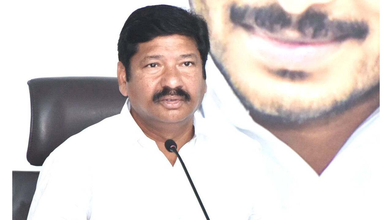 Jogi Ramesh: టీడీపీ వైపు జోగి రమేశ్ అడుగులు.. జోగికి టీడీపీ హైకమాండ్ వెల్కమ్ చెబుతుందా? Jogi Ramesh: టీడీపీ వైపు జోగి రమేశ్ అడుగులు.. జోగికి టీడీపీ హైకమాండ్ వెల్కమ్ చెబుతుందా?