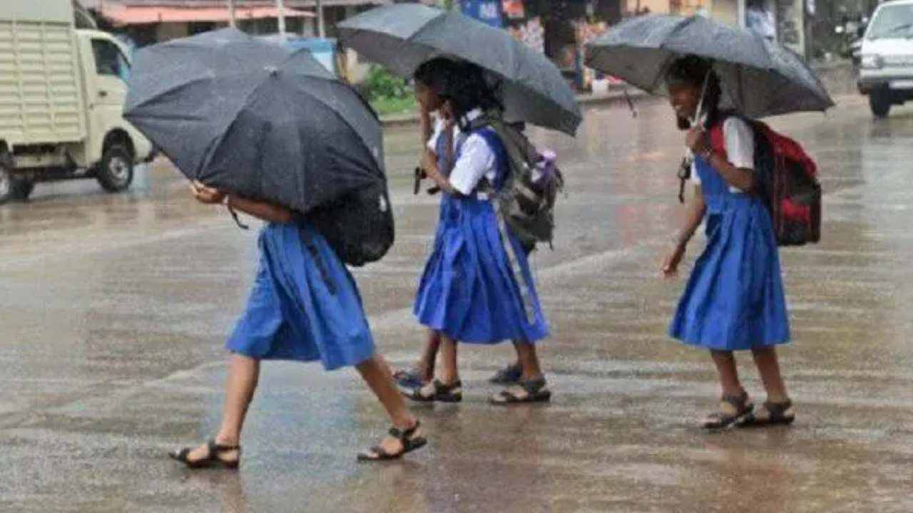 ఏపీలో భారీ వర్షాలు.. ఆ జిల్లాల్లో పాఠశాలలకు సెలవు ఏపీలో భారీ వర్షాలు.. ఆ జిల్లాల్లో పాఠశాలలకు సెలవు
