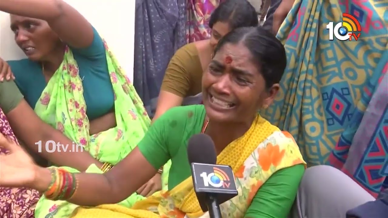 Atchutapuram SEZ accident: కేజీహెచ్ వద్ద హృదయ విదారక పరిస్థితులు.. గుండెలవిసేలా రోదన Atchutapuram SEZ accident: కేజీహెచ్ వద్ద హృదయ విదారక పరిస్థితులు.. గుండెలవిసేలా రోదన