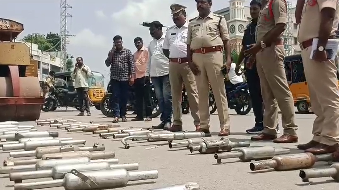 భారీ శబ్దాలు చేసే మోడిఫైడ్ సైలెన్సర్లు ఉన్న బైకులు వాడుతున్నారా.. అయితే జాగ్రత్త భారీ శబ్దాలు చేసే మోడిఫైడ్ సైలెన్సర్లు ఉన్న బైకులు వాడుతున్నారా.. అయితే జాగ్రత్త
