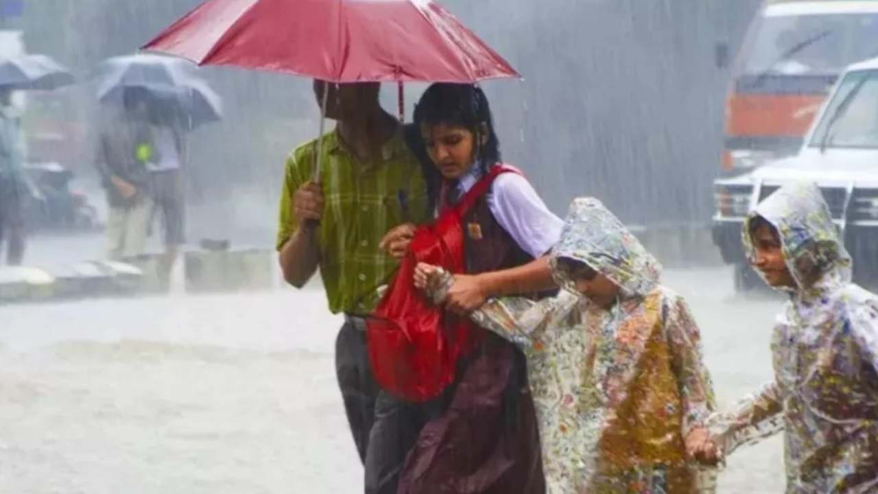 భారీ వర్షం కారణంగా రంగారెడ్డి జిల్లా పరిధి జీహెచ్ఎంసీ ప్రాంతాల్లోని అన్ని పాఠశాలలకు సెలవు భారీ వర్షం కారణంగా రంగారెడ్డి జిల్లా పరిధి జీహెచ్ఎంసీ ప్రాంతాల్లోని అన్ని పాఠశాలలకు సెలవు