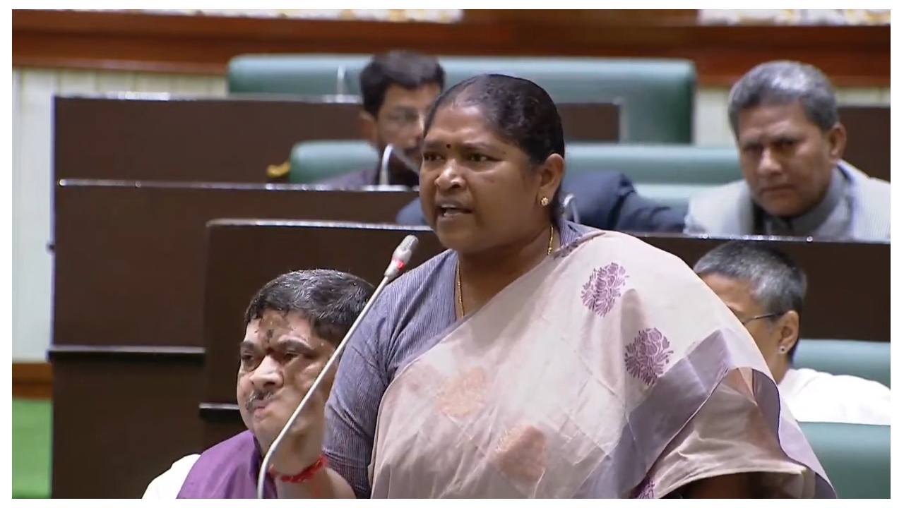మంత్రి సీతక్క వీడియోను మార్ఫింగ్ చేసి ప్రచారం చేస్తున్న వారిపై సైబర్ క్రైమ్ పోలీసులకు ఫిర్యాదు మంత్రి సీతక్క వీడియోను మార్ఫింగ్ చేసి ప్రచారం చేస్తున్న వారిపై సైబర్ క్రైమ్ పోలీసులకు ఫిర్యాదు