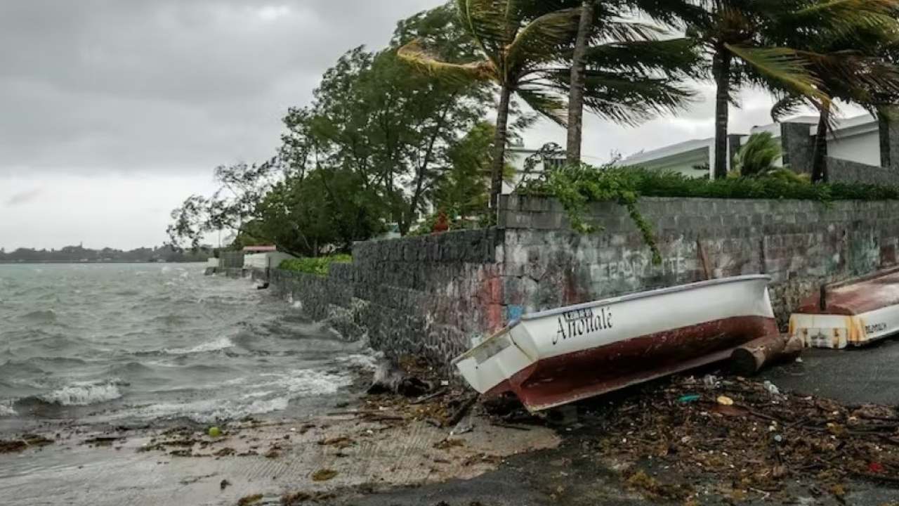 AP Rains : వదలని వరుణుడు.. మరో మూడ్రోజులు ఏపీలో విస్తారంగా వర్షాలు.. ఇవాళ మూడు జిల్లాలకు భారీ వర్ష సూచన AP Rains : వదలని వరుణుడు.. మరో మూడ్రోజులు ఏపీలో విస్తారంగా వర్షాలు.. ఇవాళ మూడు జిల్లాలకు భారీ వర్ష సూచన