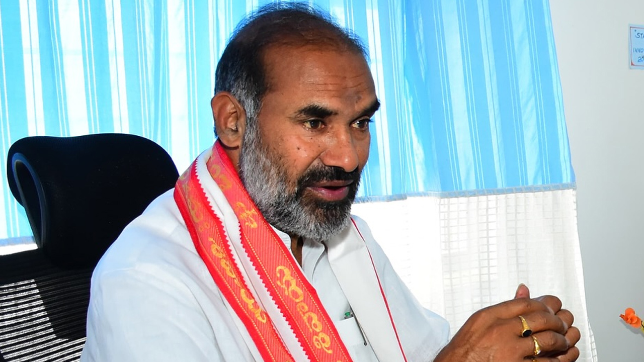 కేసీఆర్ను ఫాంహౌస్ నుంచి బయటకు తీసుకువచ్చే ధైర్యం బీఆర్ఎస్ నేతలకు ఉందా?: ఆది శ్రీనివాస్ కేసీఆర్ను ఫాంహౌస్ నుంచి బయటకు తీసుకువచ్చే ధైర్యం బీఆర్ఎస్ నేతలకు ఉందా?: ఆది శ్రీనివాస్