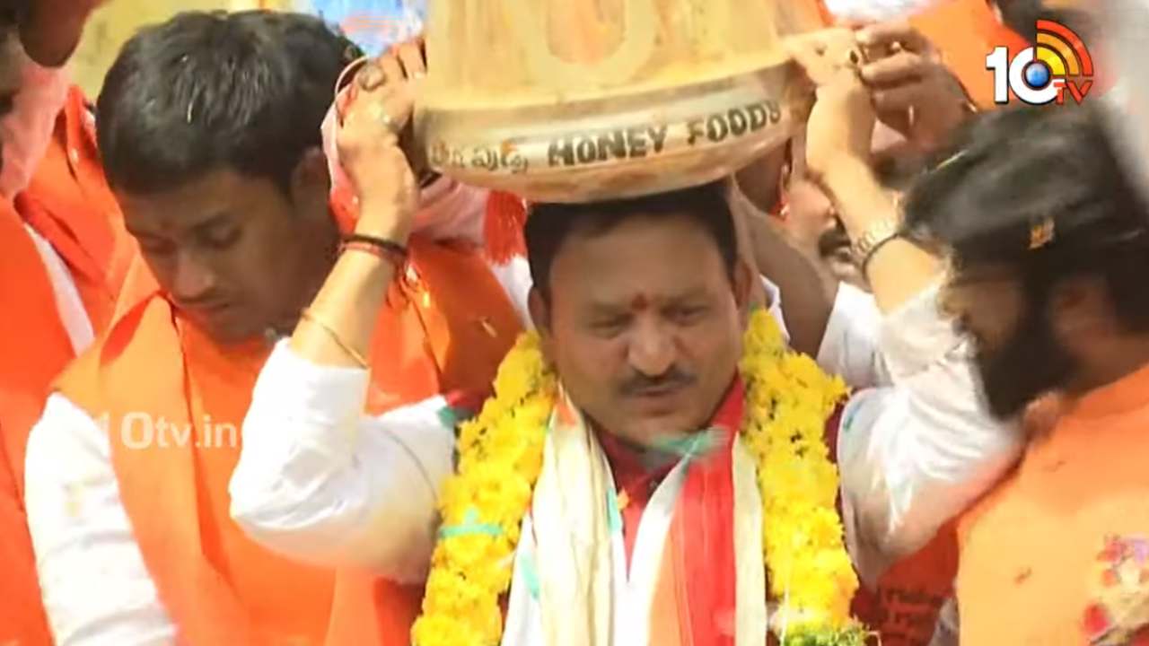 Balapur Ganesh Laddu: బాలాపూర్ లడ్డూకు వేలంలో రికార్డు ధర.. ఎవరు దక్కించుకున్నారంటే? Balapur Ganesh Laddu: బాలాపూర్ లడ్డూకు వేలంలో రికార్డు ధర.. ఎవరు దక్కించుకున్నారంటే?
