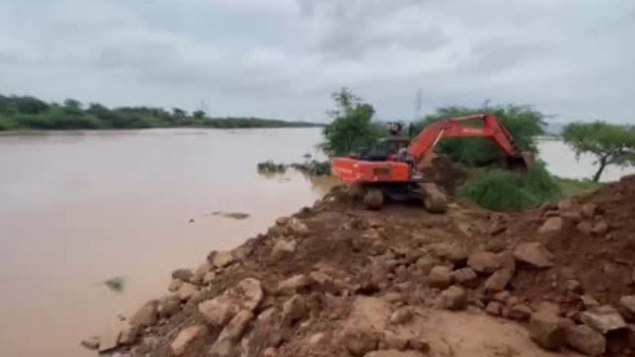 Budameru : బుడమేరు గండ్లు పూడ్చివేతకు రంగంలోకి దిగిన ఆర్మీ.. ముమ్మరంగా మూడో గండి పూడ్చివేత పనులు Budameru : బుడమేరు గండ్లు పూడ్చివేతకు రంగంలోకి దిగిన ఆర్మీ.. ముమ్మరంగా మూడో గండి పూడ్చివేత పనులు