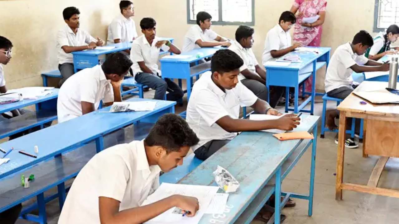 బోర్డు పరీక్షల్లో మార్కులను తప్పుగా లెక్కపెట్టిన టీచర్.. 30 మార్కులు తగ్గడంతో విద్యార్థి ఫెయిల్ బోర్డు పరీక్షల్లో మార్కులను తప్పుగా లెక్కపెట్టిన టీచర్.. 30 మార్కులు తగ్గడంతో విద్యార్థి ఫెయిల్