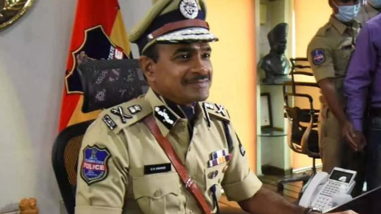 Hyderabad CP : హైదరాబాద్ సీపీగా బాధ్యతలు చేపట్టిన సీవి ఆనంద్ Hyderabad CP : హైదరాబాద్ సీపీగా బాధ్యతలు చేపట్టిన సీవి ఆనంద్