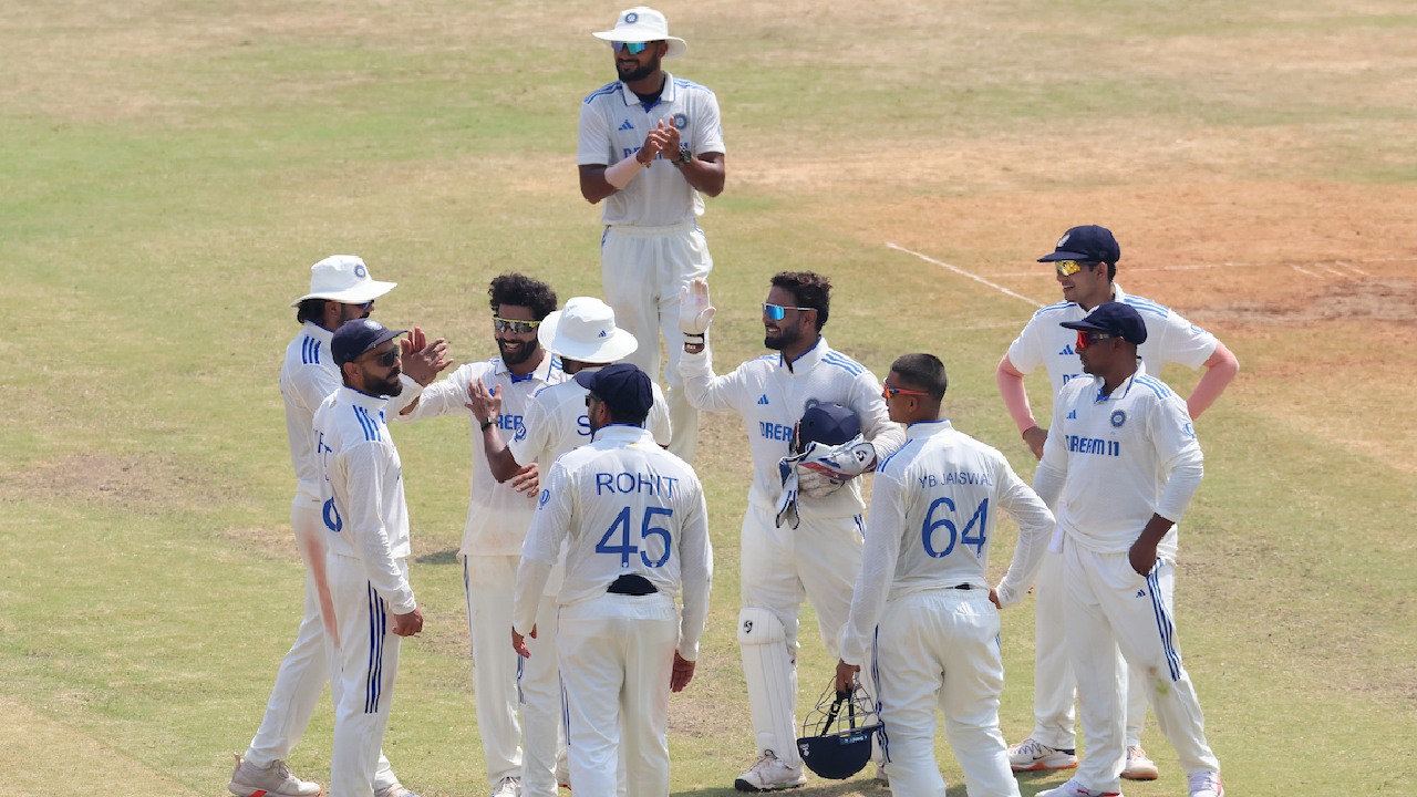 IND vs BAN : విజృంభించిన భారత బౌలర్లు.. బంగ్లాదేశ్ 149 ఆలౌట్.. భారత్కు 227 పరుగుల తొలి ఇన్నింగ్స్ ఆధిక్యం IND vs BAN : విజృంభించిన భారత బౌలర్లు.. బంగ్లాదేశ్ 149 ఆలౌట్.. భారత్కు 227 పరుగుల తొలి ఇన్నింగ్స్ ఆధిక్యం