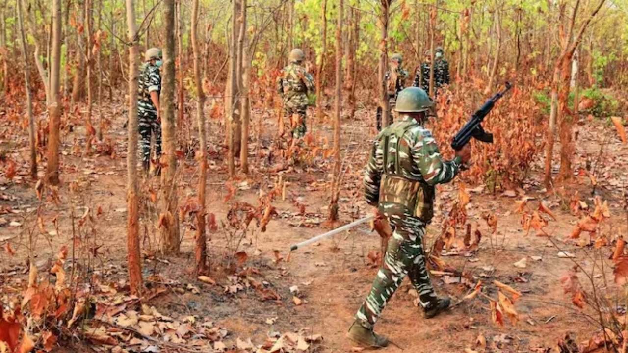 Chhattisgarh : ఛత్తీస్గఢ్లో భారీ ఎన్కౌంటర్.. 10 మంది మావోయిస్టులు మృతి Chhattisgarh : ఛత్తీస్గఢ్లో భారీ ఎన్కౌంటర్.. 10 మంది మావోయిస్టులు మృతి