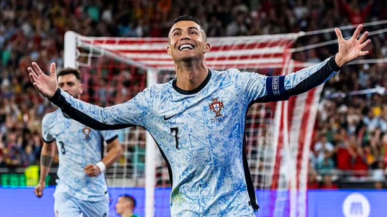 Cristiano Ronaldo : ఫుట్బాల్ స్టార్ క్రిస్టియానో రొనాల్డో సరికొత్త రికార్డు.. మొదటి ప్లేయర్ అతనే Cristiano Ronaldo : ఫుట్బాల్ స్టార్ క్రిస్టియానో రొనాల్డో సరికొత్త రికార్డు.. మొదటి ప్లేయర్ అతనే