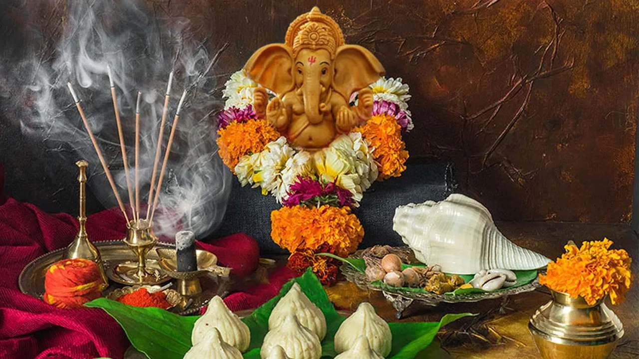 Ganesh Chaturthi 2024 : మీరు ఇంట్లో బొజ్జ గణపయ్యను ప్రతిష్టిస్తున్నారా? అయితే తప్పనిసరిగా ఇలా చేయండి.. Ganesh Chaturthi 2024 : మీరు ఇంట్లో బొజ్జ గణపయ్యను ప్రతిష్టిస్తున్నారా? అయితే తప్పనిసరిగా ఇలా చేయండి..