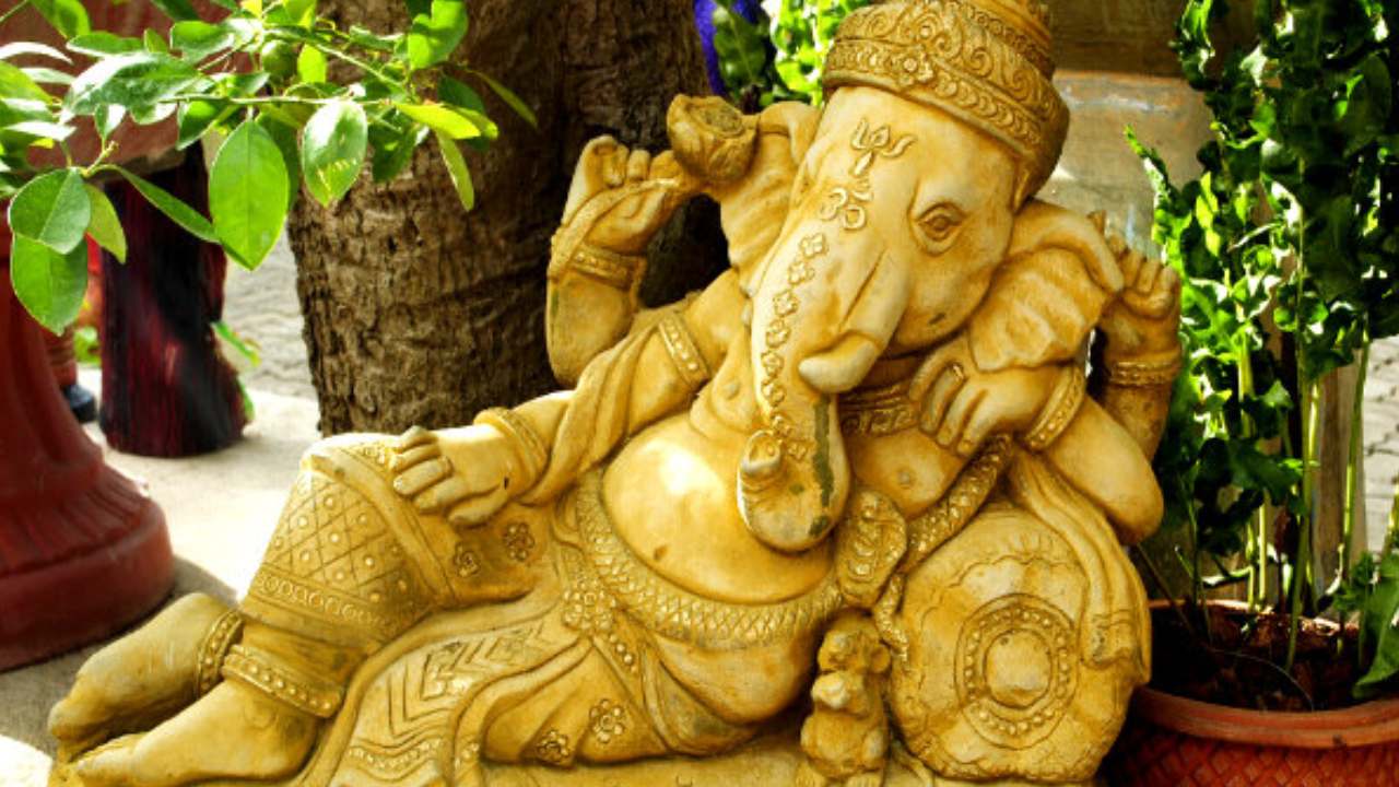 Ganesh Chaturthi 2024 : వినాయకుడి ముందే భక్తులు గుంజీలు ఎందుకు తీస్తారో తెలుసా? దీనికి పురాణాల్లో ఓ కథ ఉంది. Ganesh Chaturthi 2024 : వినాయకుడి ముందే భక్తులు గుంజీలు ఎందుకు తీస్తారో తెలుసా? దీనికి పురాణాల్లో ఓ కథ ఉంది.