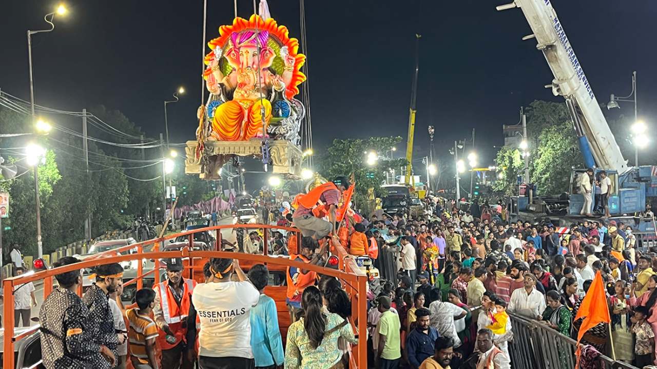 Ganesh Nimajjanam: గణనాథుల నిమజ్జన వేడుకల్లో పాల్గొనే భక్తులకు గుడ్న్యూస్ Ganesh Nimajjanam: గణనాథుల నిమజ్జన వేడుకల్లో పాల్గొనే భక్తులకు గుడ్న్యూస్