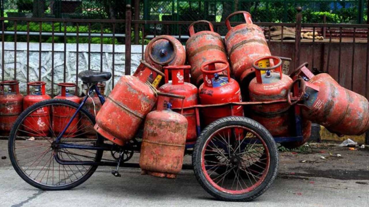 LPG Cylinder Prices : గ్యాస్ సిలిండర్ వినియోగదారులకు షాకింగ్ న్యూస్.. వరుసగా రెండోసారి పెరిగిన ధర LPG Cylinder Prices : గ్యాస్ సిలిండర్ వినియోగదారులకు షాకింగ్ న్యూస్.. వరుసగా రెండోసారి పెరిగిన ధర