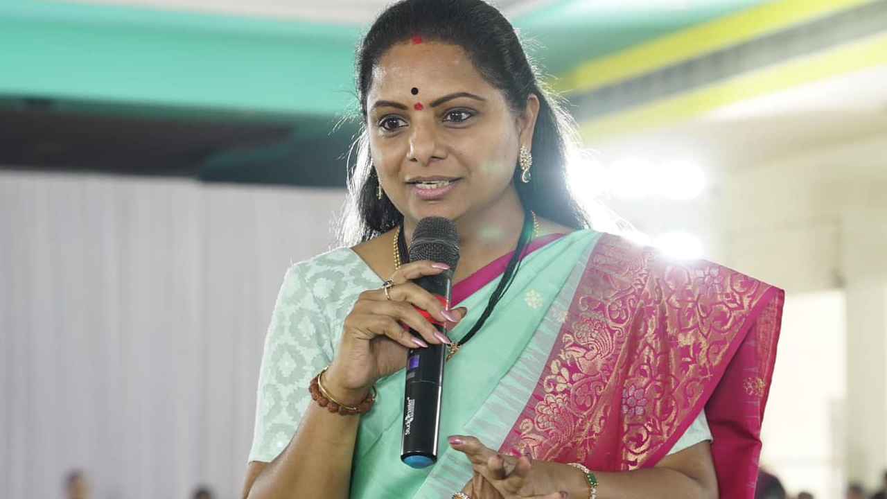 జంక్షన్లో కవిత.. నెక్స్ట్ ఏం చేయాలో డైలమా..! జంక్షన్లో కవిత.. నెక్స్ట్ ఏం చేయాలో డైలమా..!