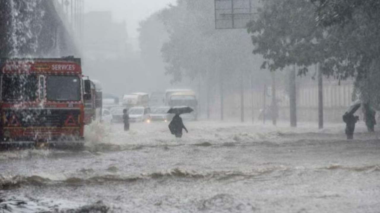 AP Rains : తప్పిన వాయుగుండం ముప్పు.. ఇవాళ ఏపీలోని 13జిల్లాలకు భారీ వర్ష సూచన AP Rains : తప్పిన వాయుగుండం ముప్పు.. ఇవాళ ఏపీలోని 13జిల్లాలకు భారీ వర్ష సూచన