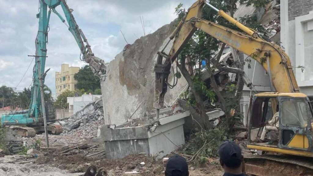 Hydra Demolishing