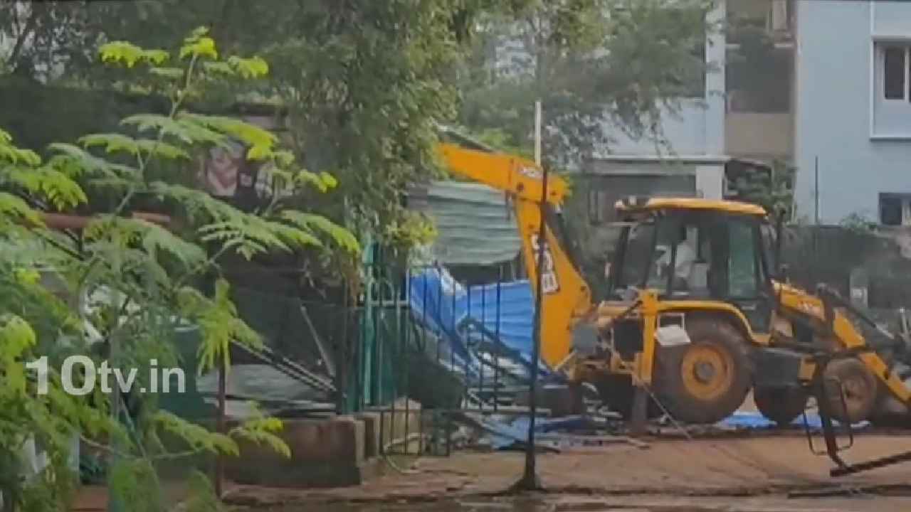 హడలెత్తిస్తున్న హైడ్రా.. మాదాపూర్లో అక్రమ నిర్మాణాలు కూల్చివేత హడలెత్తిస్తున్న హైడ్రా.. మాదాపూర్లో అక్రమ నిర్మాణాలు కూల్చివేత
