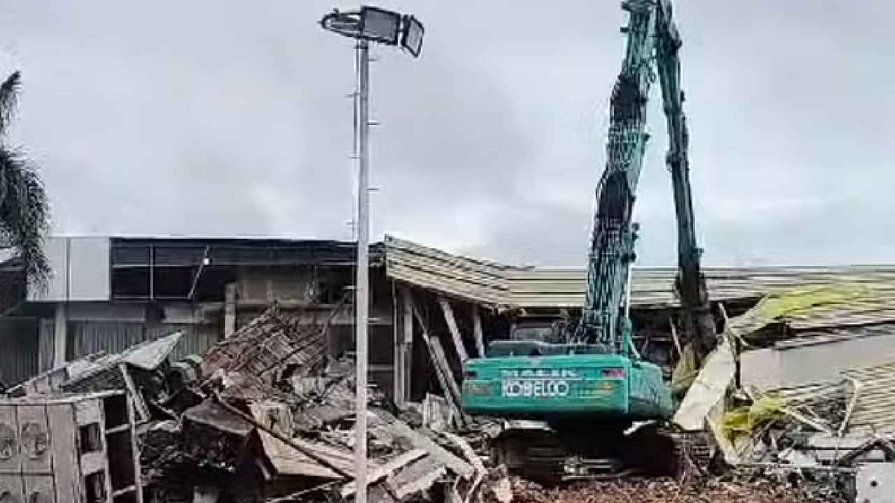 ఇళ్లను కూలిస్తే సీఎం రేవంత్ ఇంటి ముందు ధర్నా చేస్తాం..!- రామంతపూర్లో ఉద్రిక్తత ఇళ్లను కూలిస్తే సీఎం రేవంత్ ఇంటి ముందు ధర్నా చేస్తాం..!- రామంతపూర్లో ఉద్రిక్తత