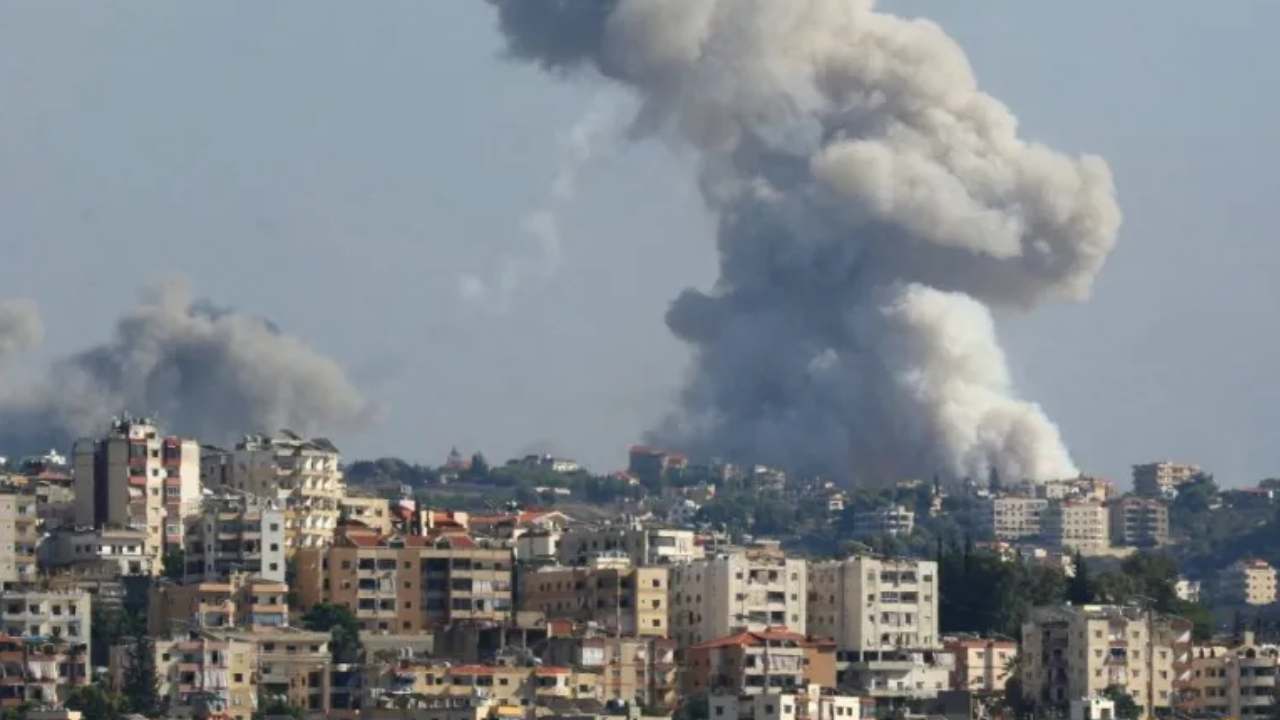 Israel attacks on Lebanon updates: బాంబుల వర్షంతో దద్దరిల్లిన బీరుట్ నగరం.. నస్రల్లా బతికే ఉన్నాడు? Israel attacks on Lebanon updates: బాంబుల వర్షంతో దద్దరిల్లిన బీరుట్ నగరం.. నస్రల్లా బతికే ఉన్నాడు?