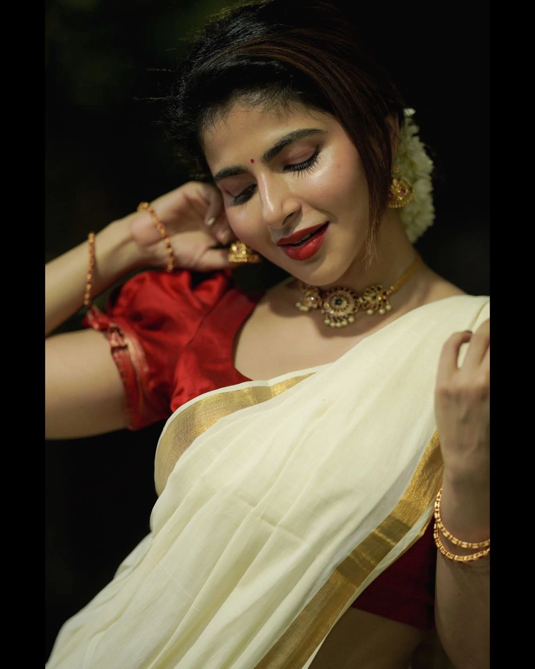 Iswarya Menon Stunning Looks for Onam