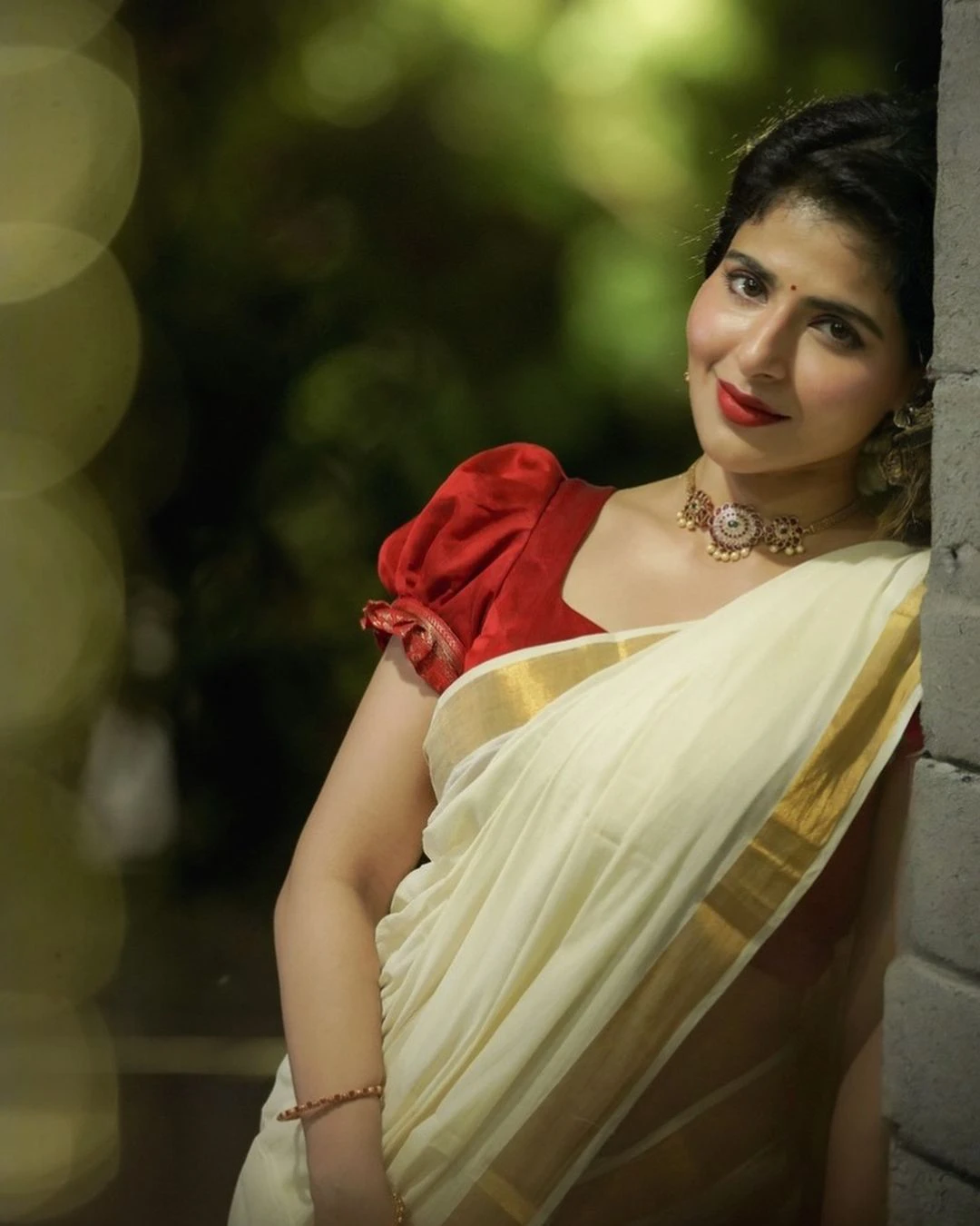 Iswarya Menon Stunning Looks for Onam