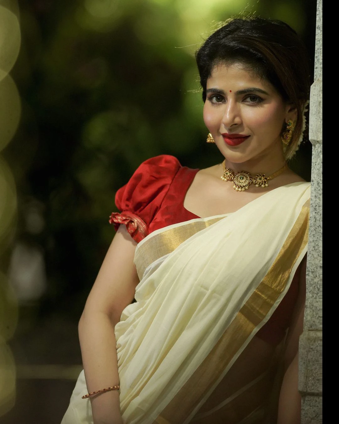 Iswarya Menon Stunning Looks for Onam