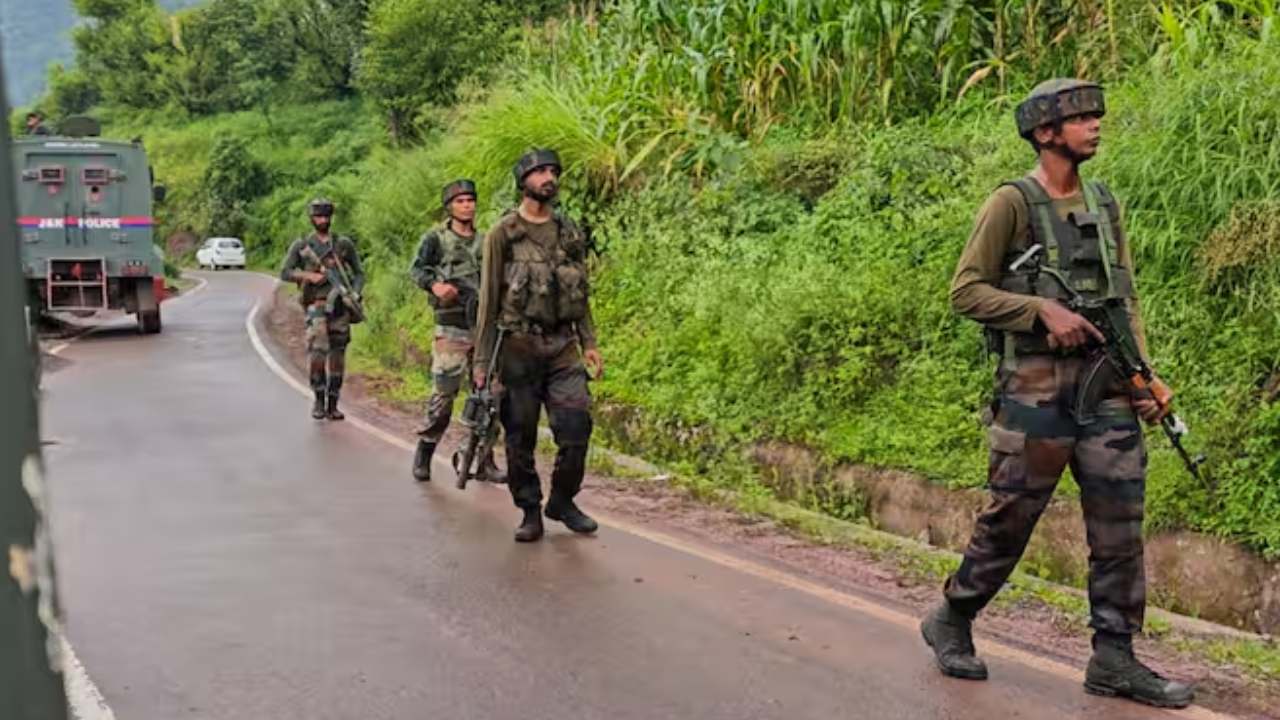 Jammu kashmir Encounter : ప్రధాని మోదీ పర్యటనకు ముందు జమ్మూలో ఉగ్ర కలకలం.. ఇద్దరు జవాన్లు మృతి Jammu kashmir Encounter : ప్రధాని మోదీ పర్యటనకు ముందు జమ్మూలో ఉగ్ర కలకలం.. ఇద్దరు జవాన్లు మృతి