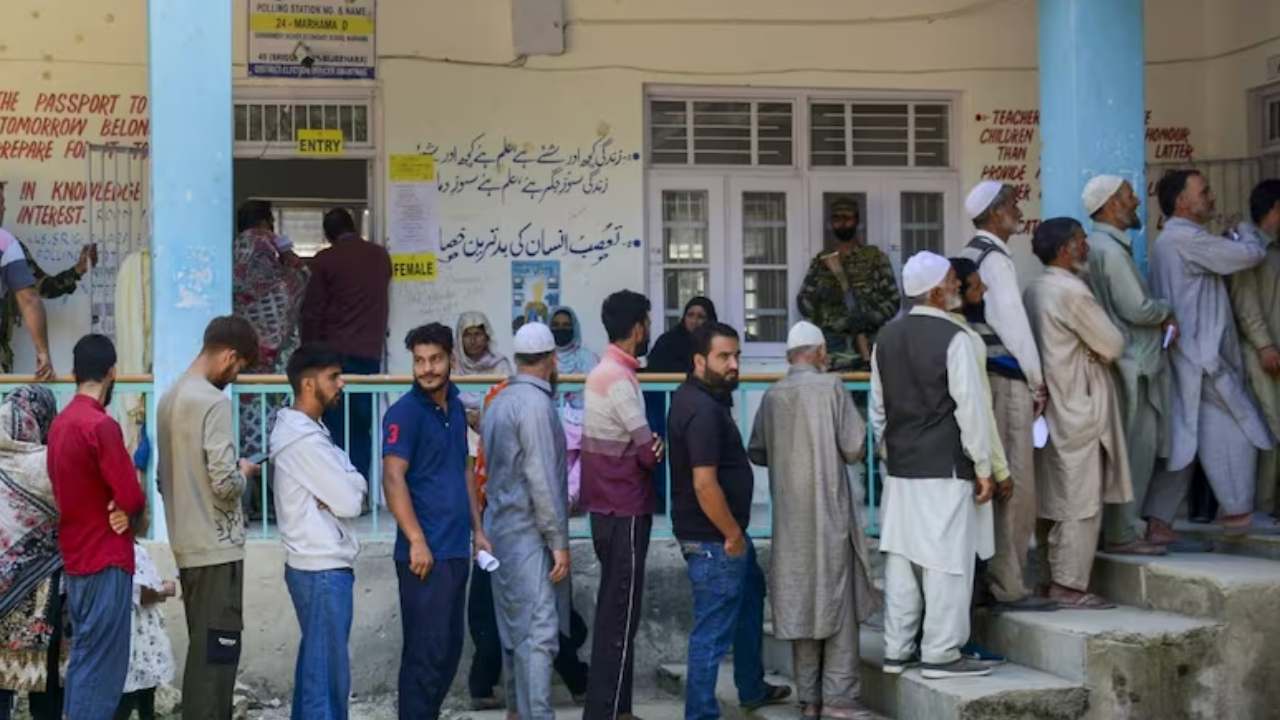 Jammu Elections 2024: జమ్మూకాశ్మీర్లో రెండో దశ ఎన్నికలు.. ప్రతీ పోలింగ్ కేంద్రం వద్ద మూడంచెల భద్రత Jammu Elections 2024: జమ్మూకాశ్మీర్లో రెండో దశ ఎన్నికలు.. ప్రతీ పోలింగ్ కేంద్రం వద్ద మూడంచెల భద్రత