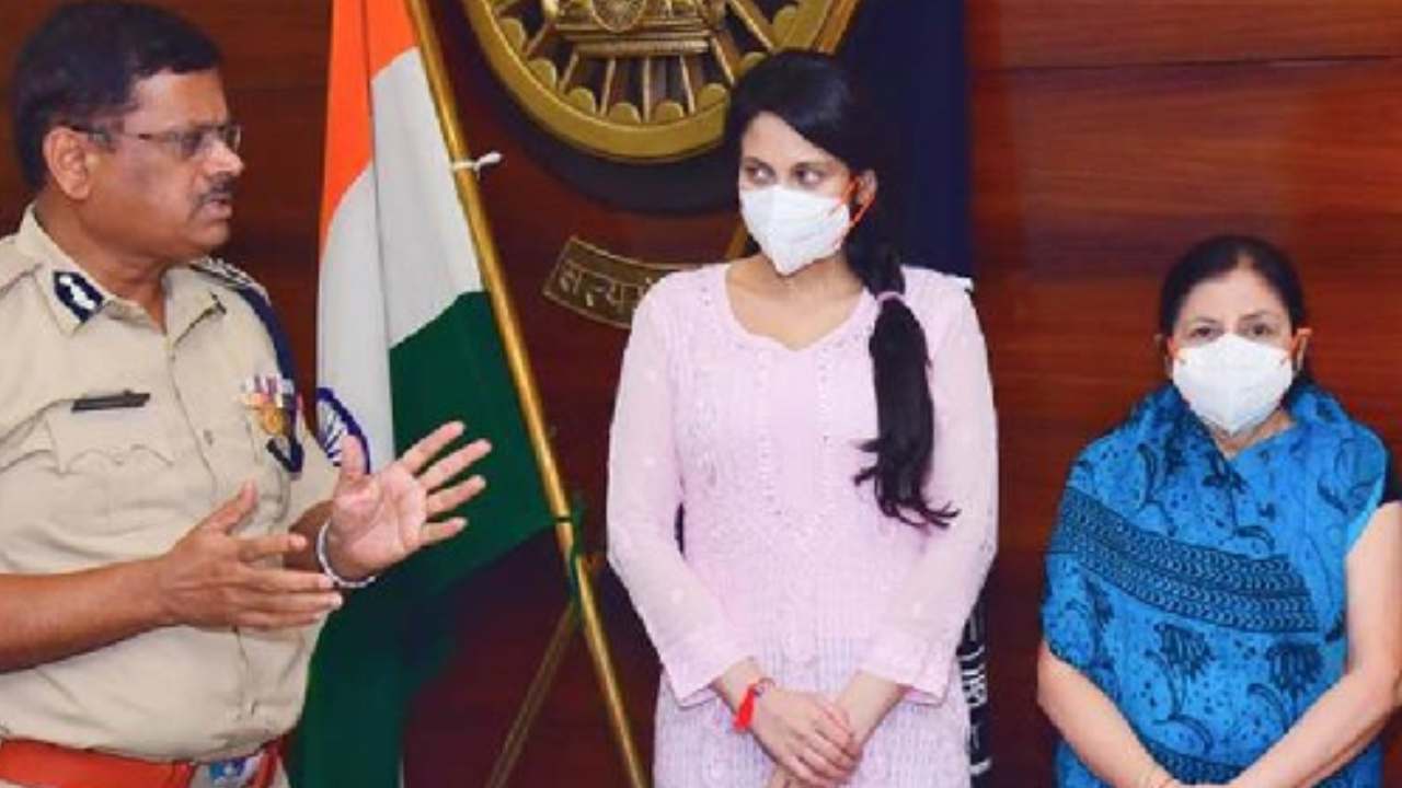 ముంబై నటి జెత్వానీ కేసులో కీలక పరిణామం.. ఇద్దరిపై బదిలీ వేటు.. మరో ముగ్గురిపై చర్యలకు రంగం సిద్ధం ముంబై నటి జెత్వానీ కేసులో కీలక పరిణామం.. ఇద్దరిపై బదిలీ వేటు.. మరో ముగ్గురిపై చర్యలకు రంగం సిద్ధం