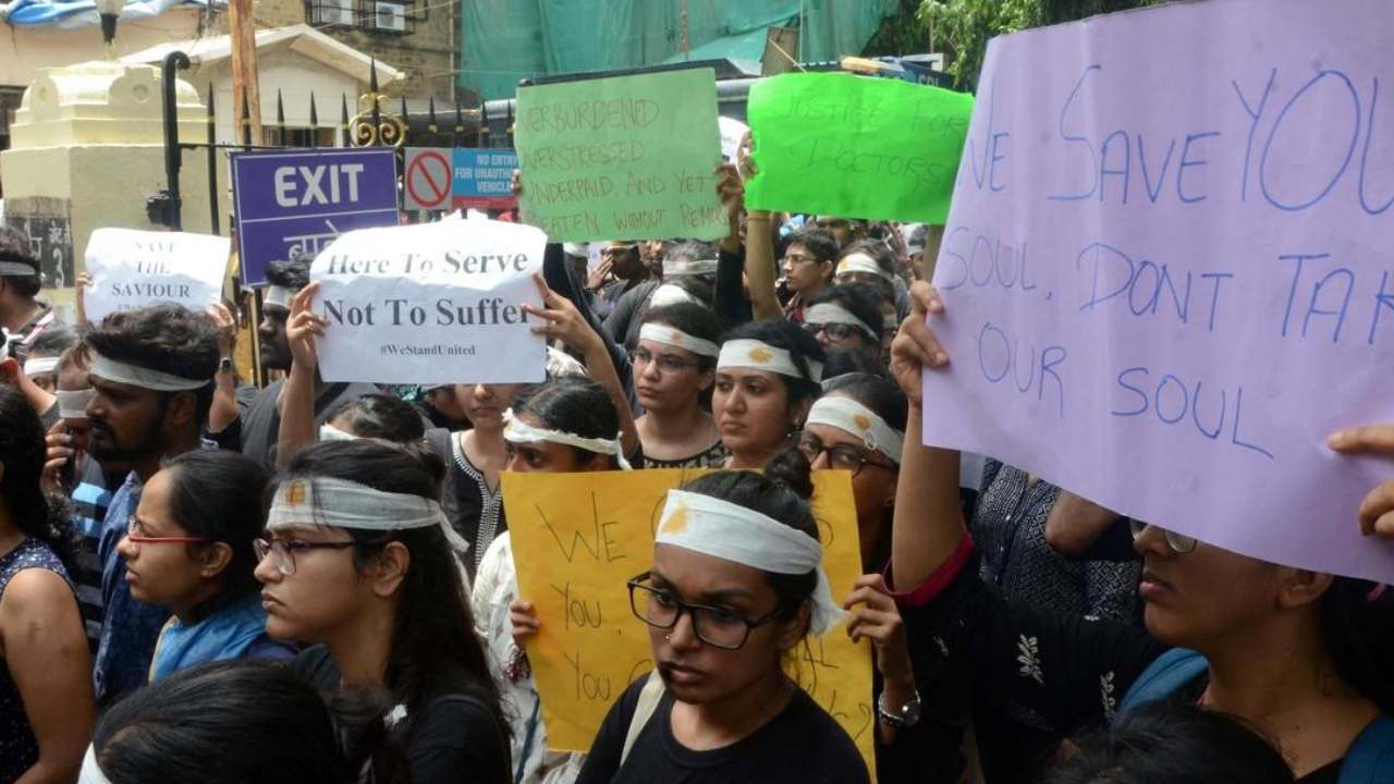 Kolkata : రేపటి నుంచి విధుల్లోకి జూనియర్ వైద్యులు.. మమత సర్కార్కు వారంరోజులు గడువు Kolkata : రేపటి నుంచి విధుల్లోకి జూనియర్ వైద్యులు.. మమత సర్కార్కు వారంరోజులు గడువు