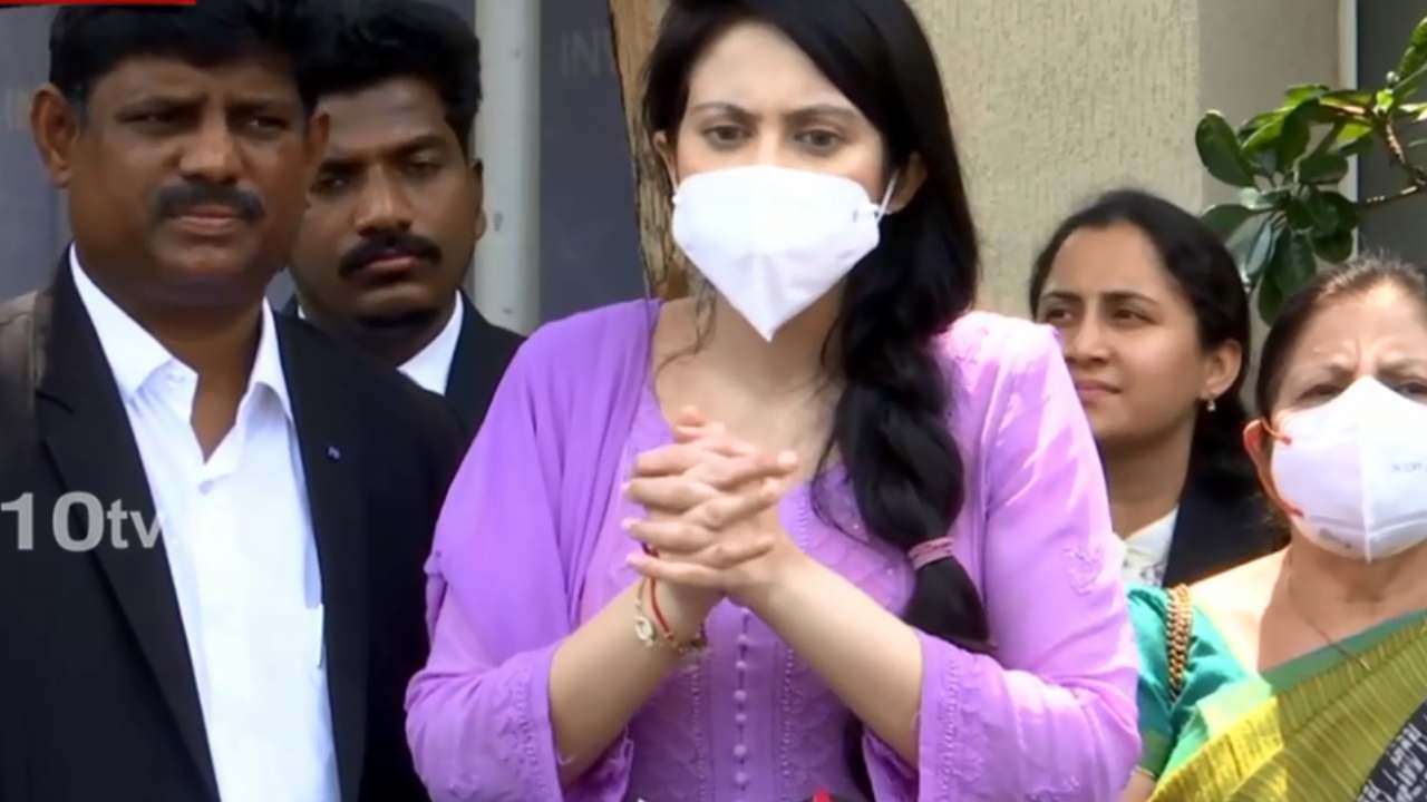 Jethwani Case: హోం మంత్రితో ముంబై నటి జత్వాని భేటీ.. మీడియా సమావేశంలో కీలక విషయాలు వెల్లడి Jethwani Case: హోం మంత్రితో ముంబై నటి జత్వాని భేటీ.. మీడియా సమావేశంలో కీలక విషయాలు వెల్లడి