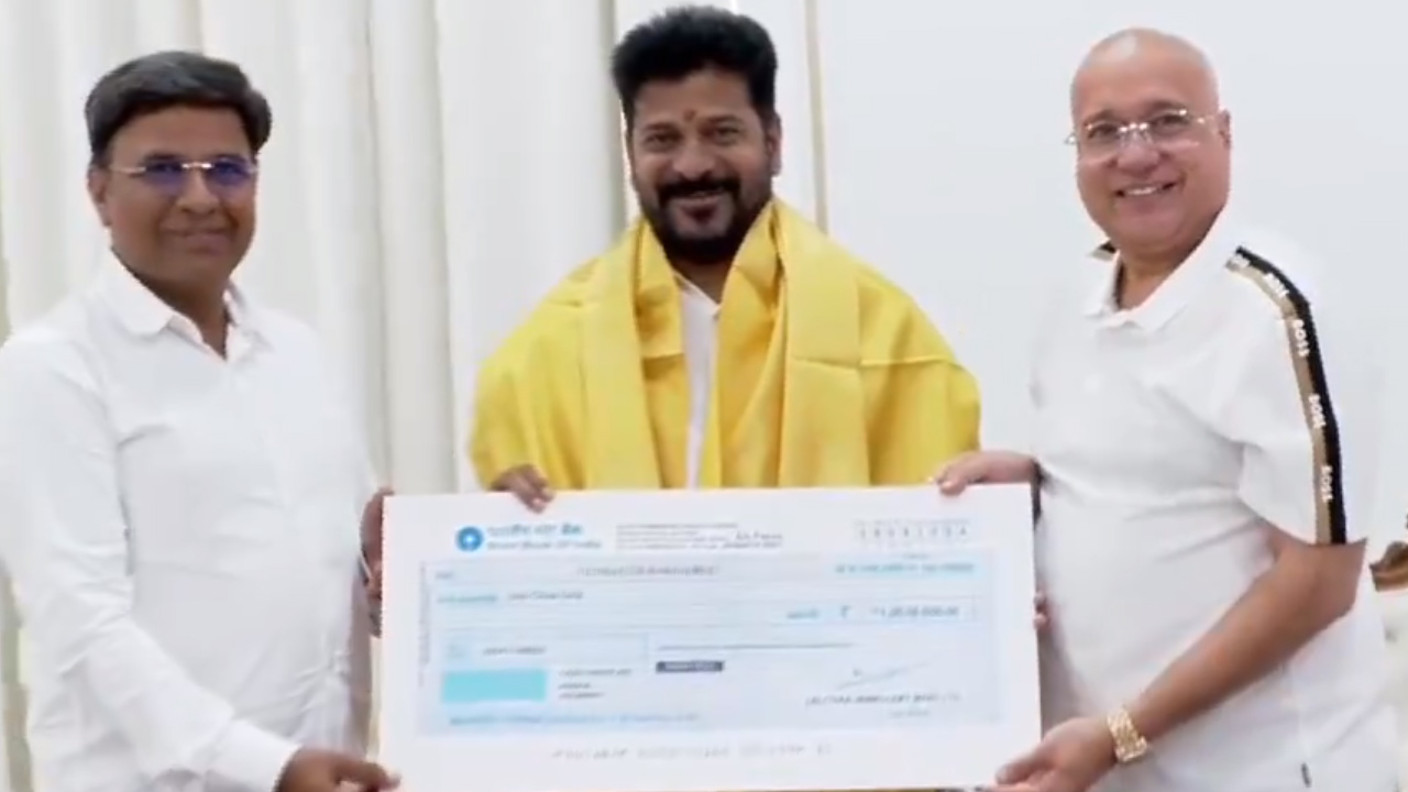 తెలంగాణ వరద బాధితుల సహాయార్థం లలితా జ్యువెలర్స్ అధినేత విరాళం తెలంగాణ వరద బాధితుల సహాయార్థం లలితా జ్యువెలర్స్ అధినేత విరాళం