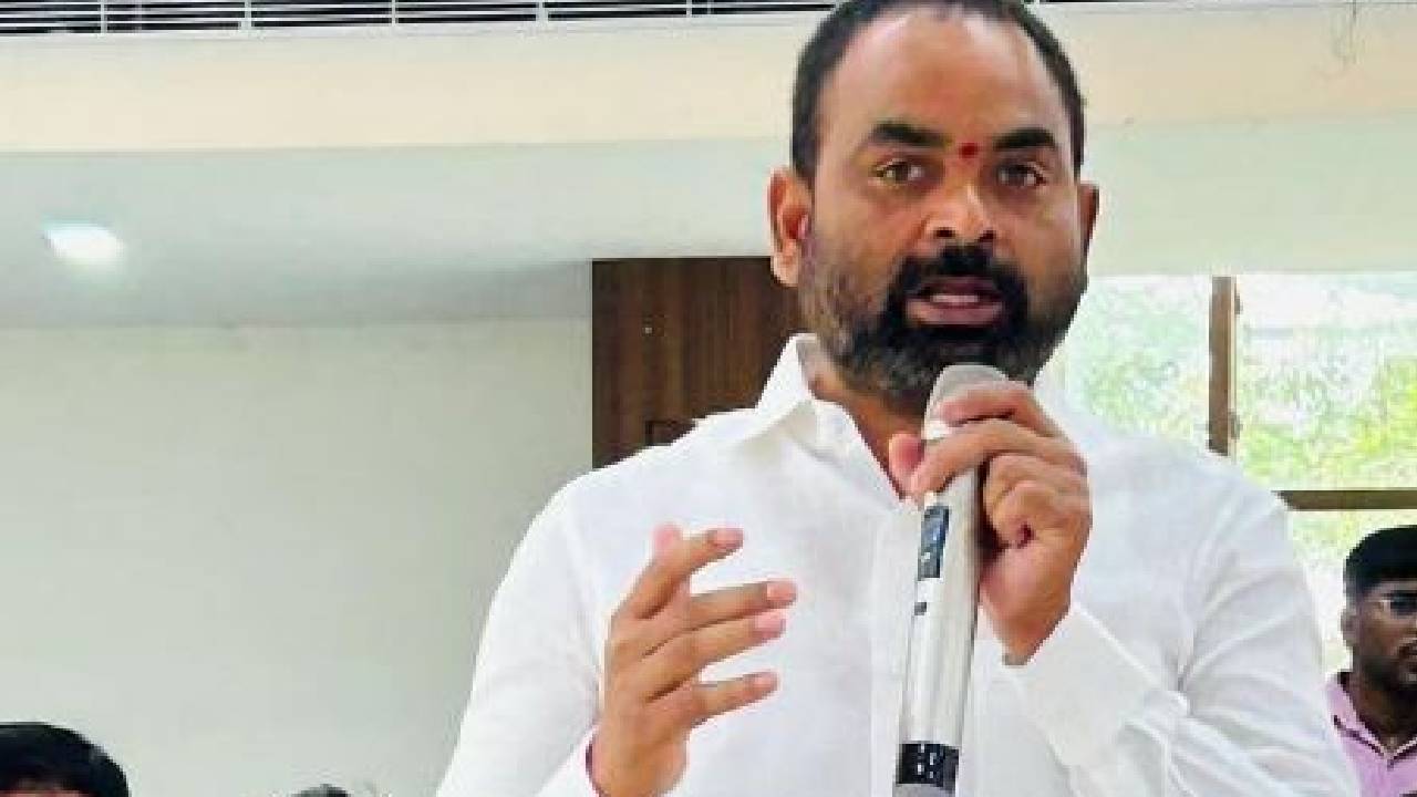 అక్కడ ఆయనను నిర్బంధించారు.. ఇక్కడ నన్ను: ఎమ్మెల్సీ శంబిపూర్ రాజు అక్కడ ఆయనను నిర్బంధించారు.. ఇక్కడ నన్ను: ఎమ్మెల్సీ శంబిపూర్ రాజు