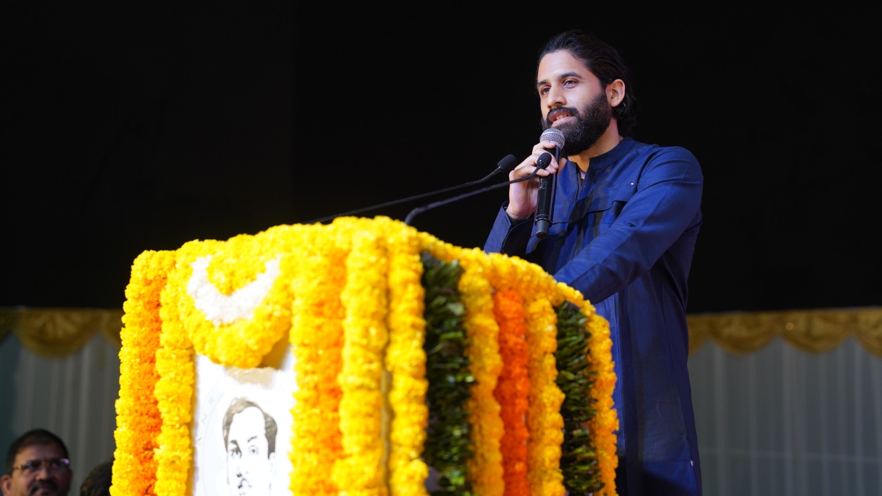 Naga Chaitanya : ఫ్యాన్స్తో కలిసి తాతగారి క్లాసిక్ మూవీ చూసిన హీరో నాగచైతన్య Naga Chaitanya : ఫ్యాన్స్తో కలిసి తాతగారి క్లాసిక్ మూవీ చూసిన హీరో నాగచైతన్య