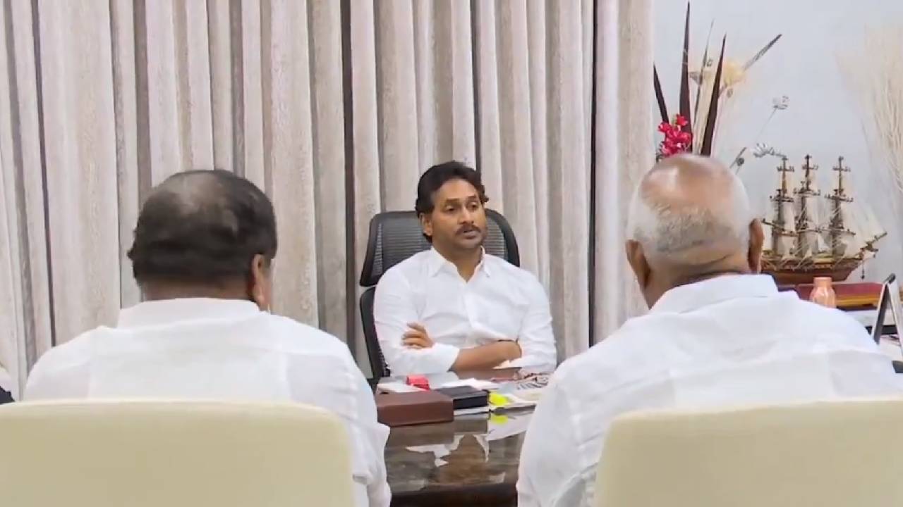 జగన్ కీలక సమావేశం.. వరద బాధితులకు రూ.కోటి సాయం ప్రకటించిన వైసీపీ జగన్ కీలక సమావేశం.. వరద బాధితులకు రూ.కోటి సాయం ప్రకటించిన వైసీపీ
