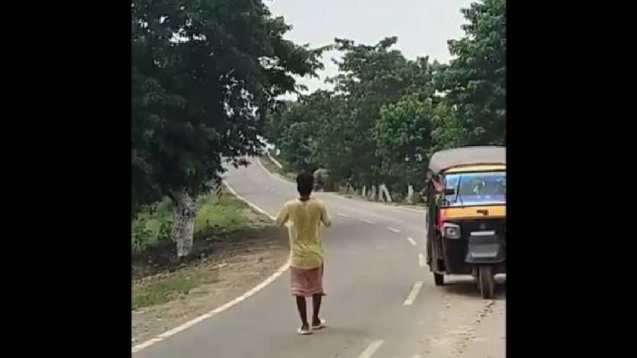 Viral Video: వామ్మో.. రోడ్డుపై వెళ్తున్న బైకర్ను వెంటాడి కింద పడేసి చంపేసిన ఖడ్గమృగం Viral Video: వామ్మో.. రోడ్డుపై వెళ్తున్న బైకర్ను వెంటాడి కింద పడేసి చంపేసిన ఖడ్గమృగం