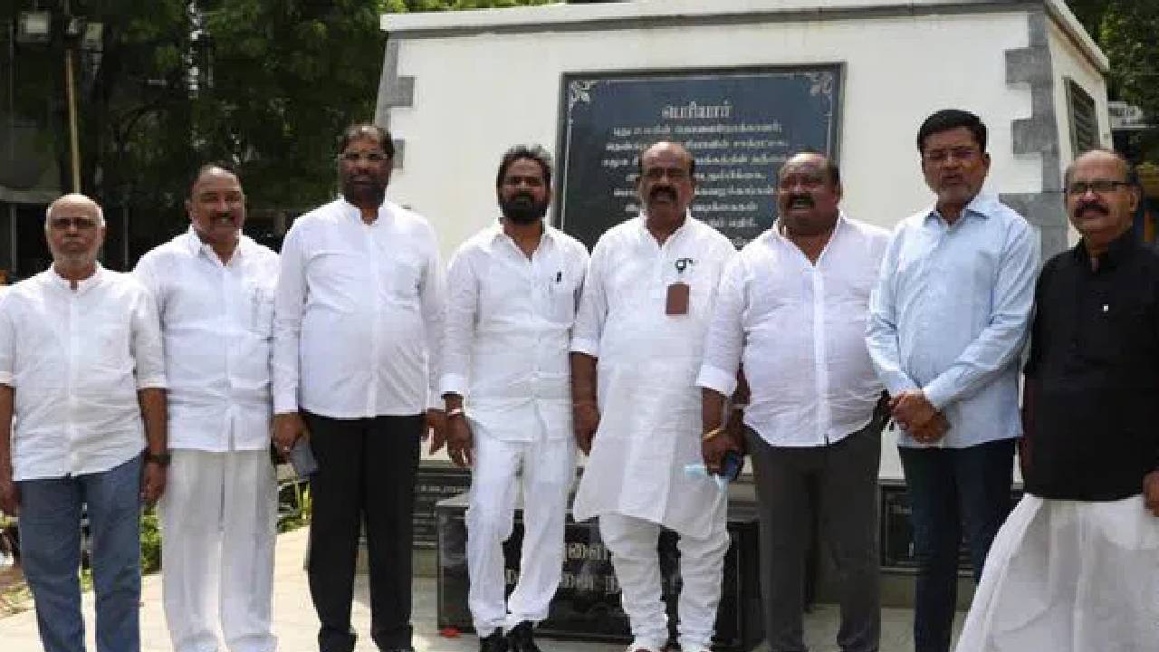 తమిళనాడు టూర్లో బీఆర్ఎస్ నేతలకు ఝలక్.. అధికారం లేకపోతే ఇంతేనా? తమిళనాడు టూర్లో బీఆర్ఎస్ నేతలకు ఝలక్.. అధికారం లేకపోతే ఇంతేనా?