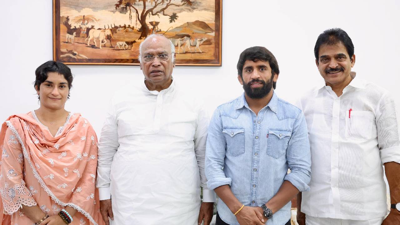 ఉద్యోగానికి రాజీనామా చేసి.. ఖర్గేను కలిసిన వినేశ్ ఫొగాట్.. సాక్షి మాలిక్ ఏమన్నారో తెలుసా? తనకూ ఆఫర్లు వచ్చాయంటూ.. ఉద్యోగానికి రాజీనామా చేసి.. ఖర్గేను కలిసిన వినేశ్ ఫొగాట్.. సాక్షి మాలిక్ ఏమన్నారో తెలుసా? తనకూ ఆఫర్లు వచ్చాయంటూ..