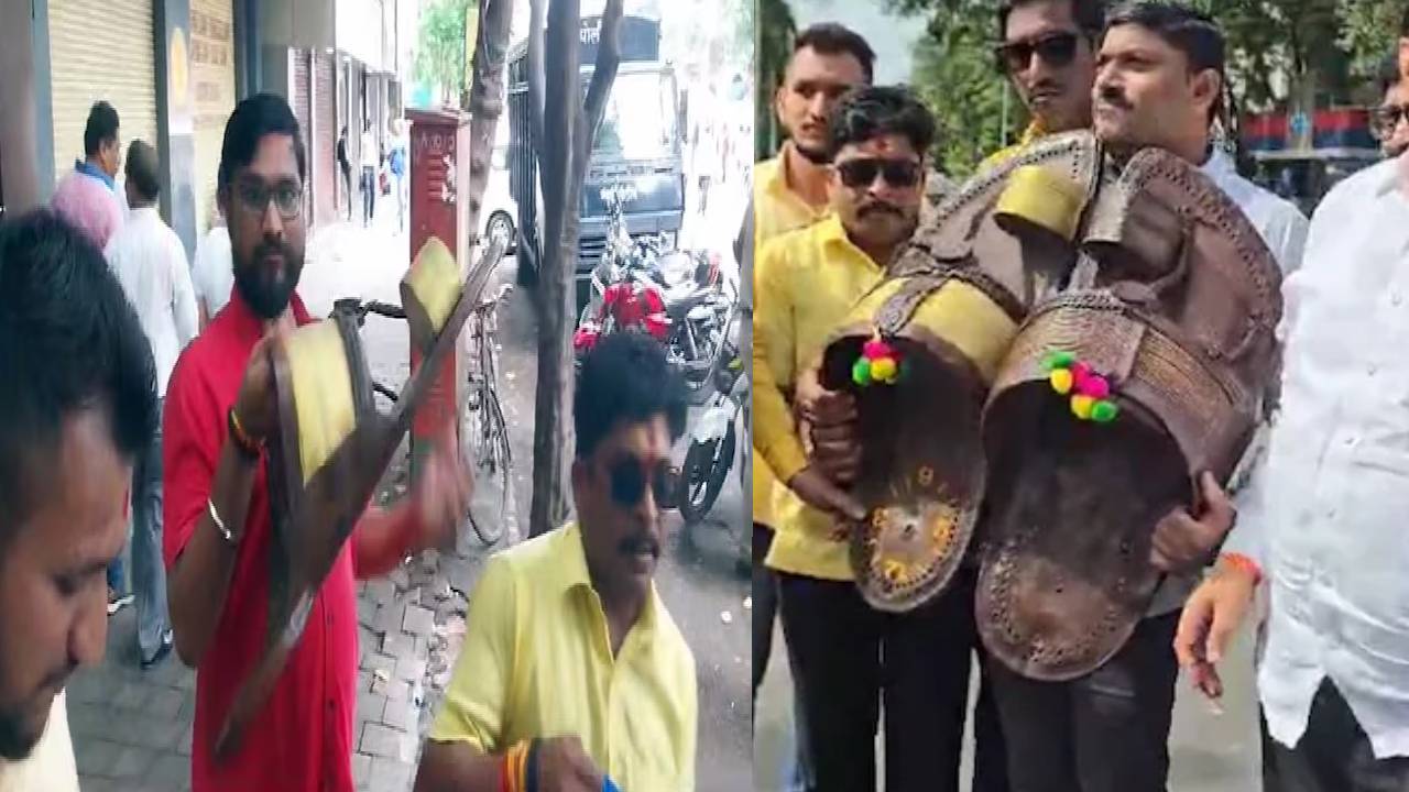 ‘చెప్పుతో కొట్టండి’ పేరిట నిరసన.. ఎంత పెద్ద చెప్పులు పట్టుకున్నారో చూడండి.. ‘చెప్పుతో కొట్టండి’ పేరిట నిరసన.. ఎంత పెద్ద చెప్పులు పట్టుకున్నారో చూడండి..