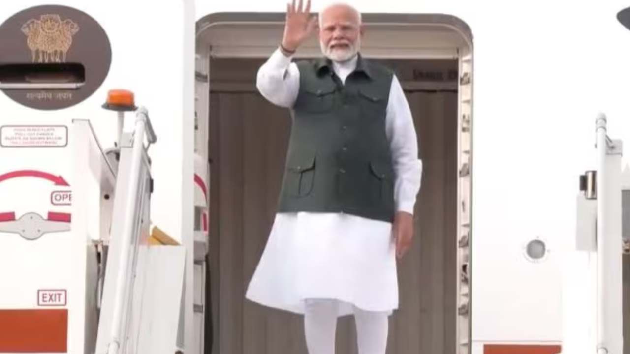 PM Modi : బ్రూనై, సింగపూర్ దేశాల్లో పర్యటనకు వెళ్లిన ప్రధానమంత్రి మోదీ.. PM Modi : బ్రూనై, సింగపూర్ దేశాల్లో పర్యటనకు వెళ్లిన ప్రధానమంత్రి మోదీ..