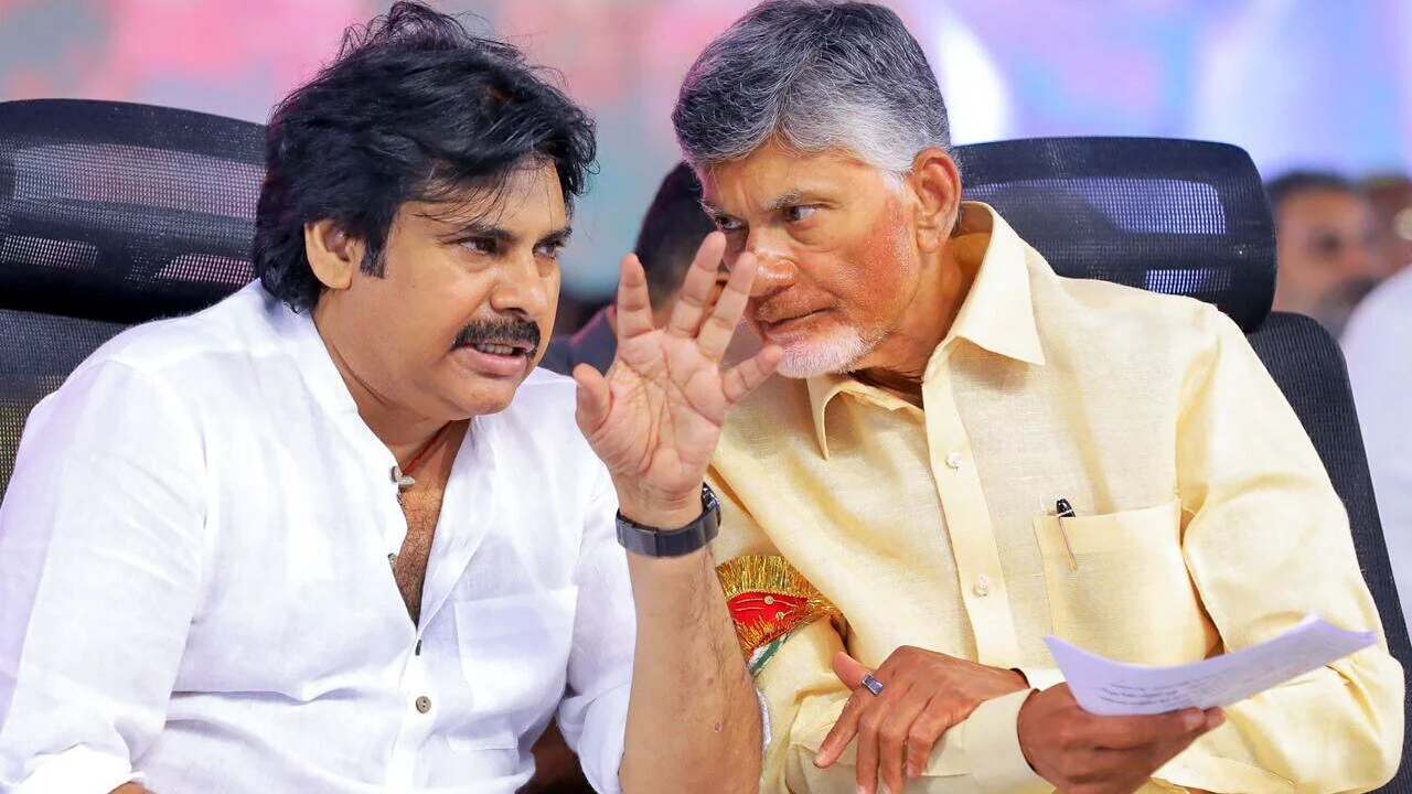 Gossip Garage : హాట్ టాపిక్గా చంద్రబాబు, పవన్ కల్యాణ్ ప్రత్యేక భేటీ.. ఆ ప్రచారానికి చెక్ పెట్టినట్లేనా? Gossip Garage : హాట్ టాపిక్గా చంద్రబాబు, పవన్ కల్యాణ్ ప్రత్యేక భేటీ.. ఆ ప్రచారానికి చెక్ పెట్టినట్లేనా?
