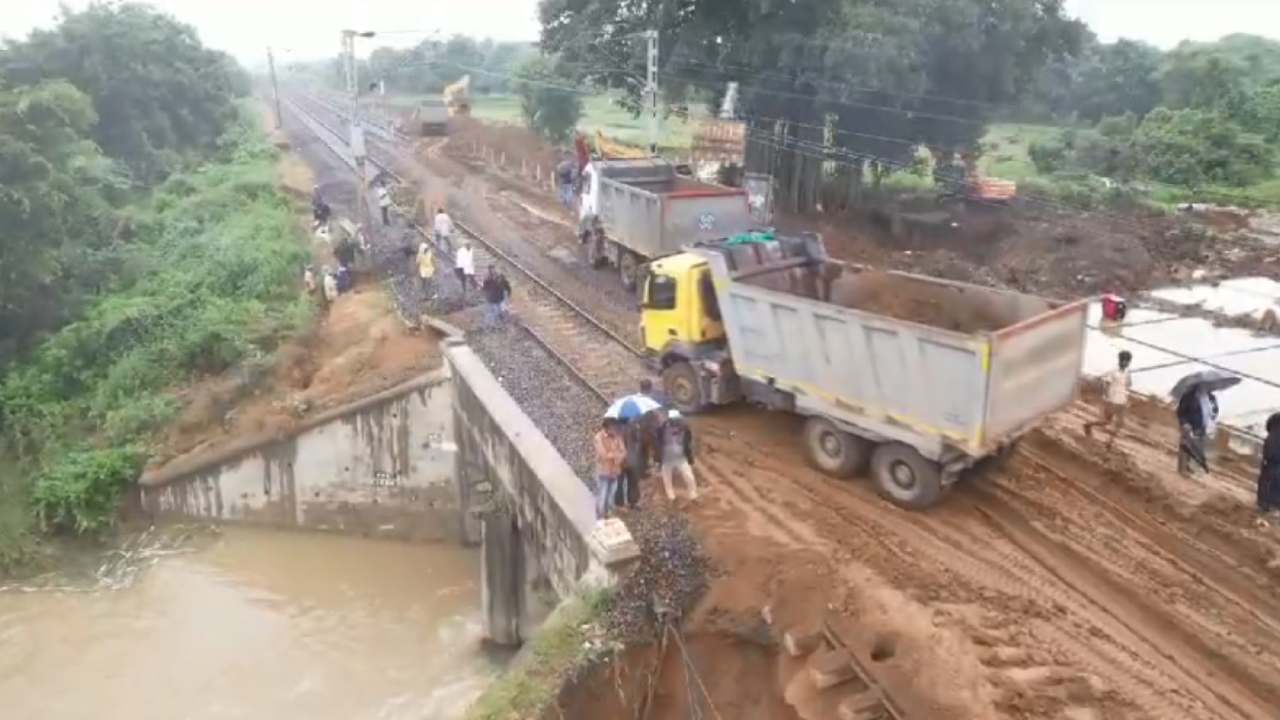 మహబూబాబాద్ వద్ద రైల్వేట్రాక్ పునరుద్దరణ.. యధావిధిగా రైళ్ల రాకపోకలు మహబూబాబాద్ వద్ద రైల్వేట్రాక్ పునరుద్దరణ.. యధావిధిగా రైళ్ల రాకపోకలు