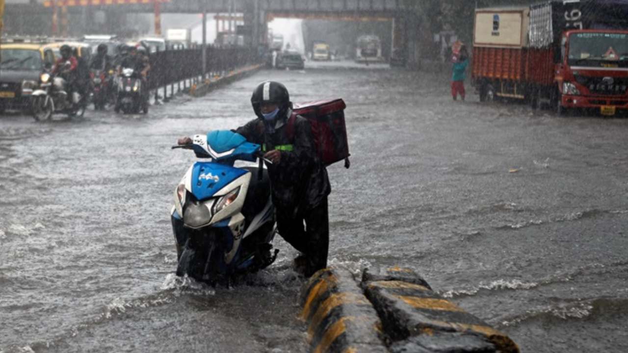 Rain Alert : తెలుగు రాష్ట్రాలకు మరోసారి వర్షం ముప్పు..! మోస్తరు నుంచి భారీ వర్షాలు కురిసే అవకాశం .. Rain Alert : తెలుగు రాష్ట్రాలకు మరోసారి వర్షం ముప్పు..! మోస్తరు నుంచి భారీ వర్షాలు కురిసే అవకాశం ..