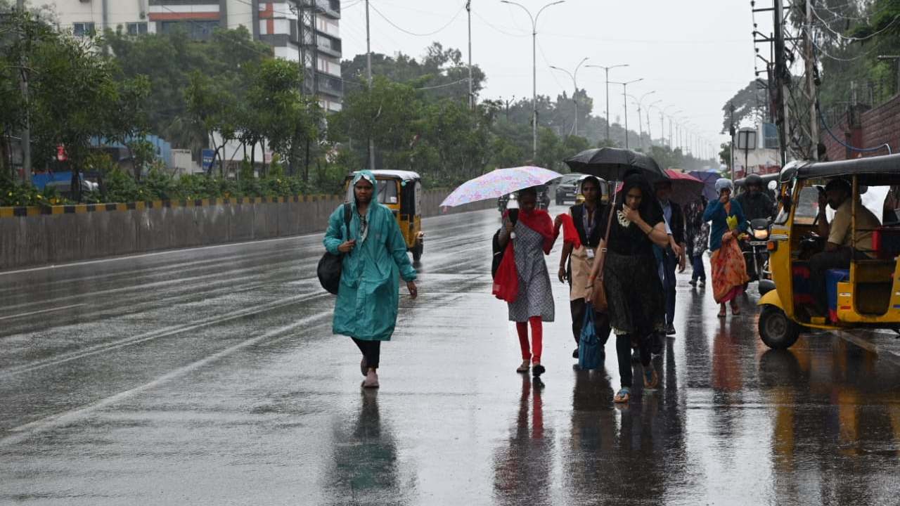 Heavy Rains: ఈ జిల్లాల్లో 4 రోజుల పాటు వర్షాలు.. ఆరెంజ్ అలర్ట్ జారీ Heavy Rains: ఈ జిల్లాల్లో 4 రోజుల పాటు వర్షాలు.. ఆరెంజ్ అలర్ట్ జారీ