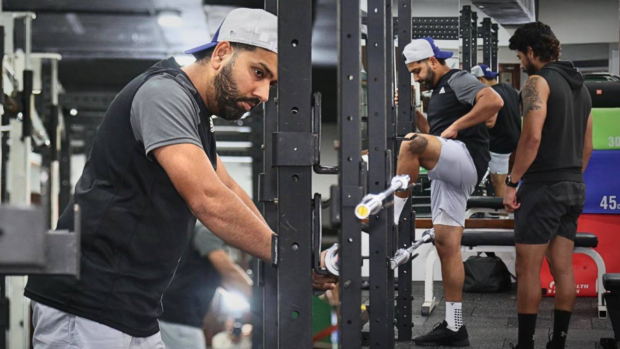 Rohit Sharma : బంగ్లాదేశ్తో సిరీస్కు ముందు.. జిమ్లో రోహిత్ శర్మ.. ఫోటోలు వైరల్.. Rohit Sharma : బంగ్లాదేశ్తో సిరీస్కు ముందు.. జిమ్లో రోహిత్ శర్మ.. ఫోటోలు వైరల్..