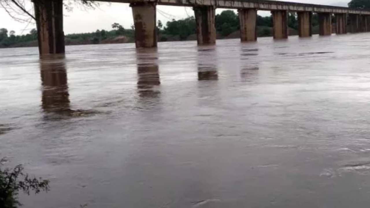 Sabari River : శబరి నది ఉగ్రరూపం.. వరద ముంపులో చింతూరు, కూనవరం మండలాల్లోని ఏజెన్సీ ప్రాంతాలు Sabari River : శబరి నది ఉగ్రరూపం.. వరద ముంపులో చింతూరు, కూనవరం మండలాల్లోని ఏజెన్సీ ప్రాంతాలు